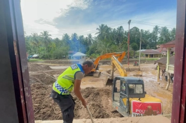 Polri Kerahkan 86 Alat berat dan Dump Truck ke Aceh, Sumut, dan Sumbar untuk Pemulihan Pascabencana