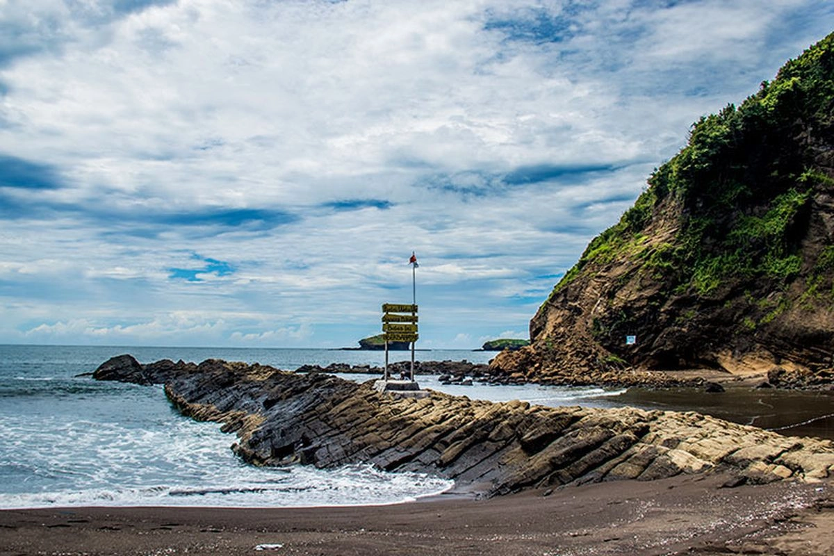 Sekali Bayar, Masuk Pantai Papuma dan Watu Ulo Kini Cukup Rp 12.500