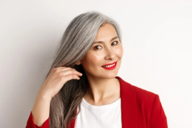 Warna Alis yang Tepat untuk Rambut Beruban Menurut Makeup Artist