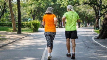 5 Ciri Sepatu Lari yang Sebenarnya Tidak Boleh Dipakai untuk Jalan Kaki Lansia, Jangan Asal Pilih