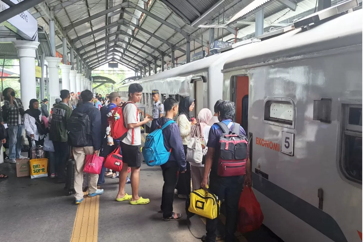 Arus Balik Nataru 2026, 23 Ribu Penumpang Kereta Api Tiba di Daop 8 Surabaya