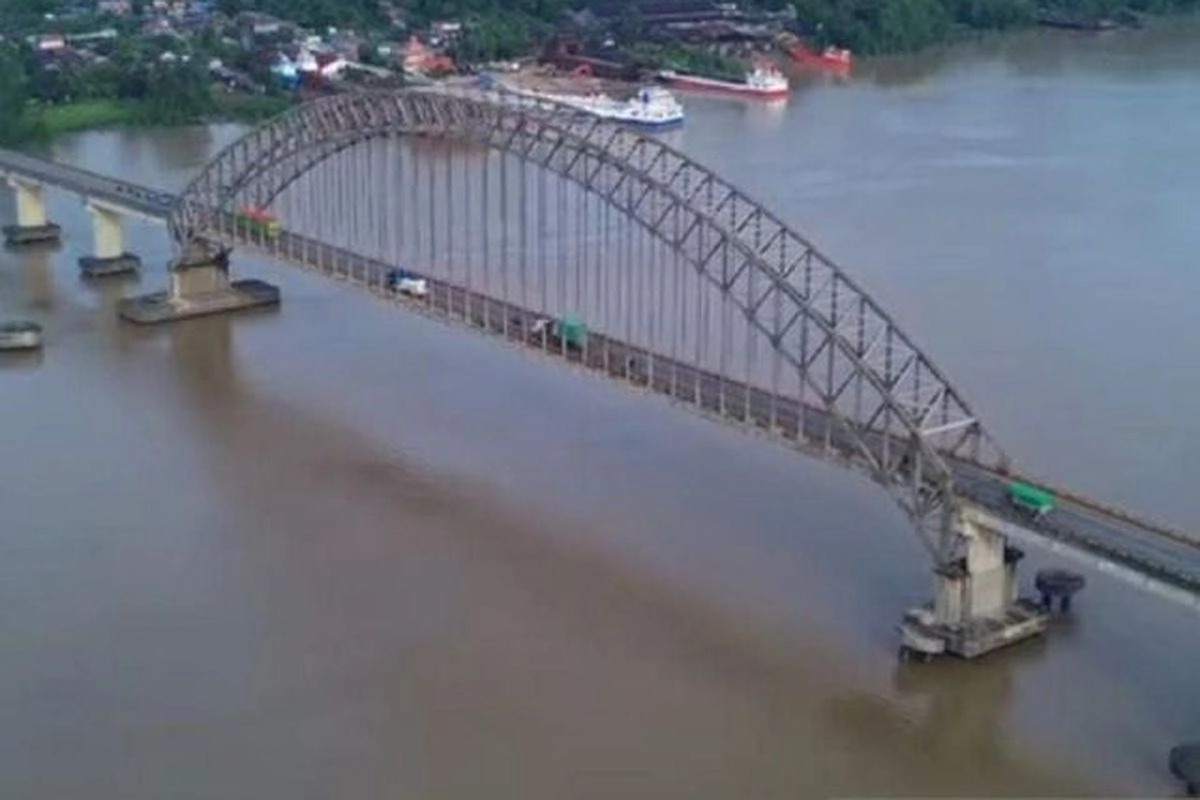 Pelindo Evakuasi Tongkang Usai Insiden Berulang di Jembatan Mahakam Ulu