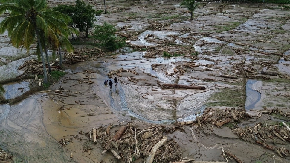 Pulihkan Akses Pasca Banjir Bandang, Polisi Bangun Jembatan Darurat di Padang Pariaman
