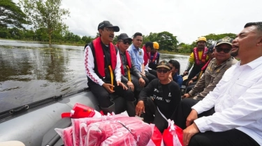 Tinjau Korban Banjir Kalsel, Mensos Pastikan Skema Bantuan Sama Seperti di Sumatra