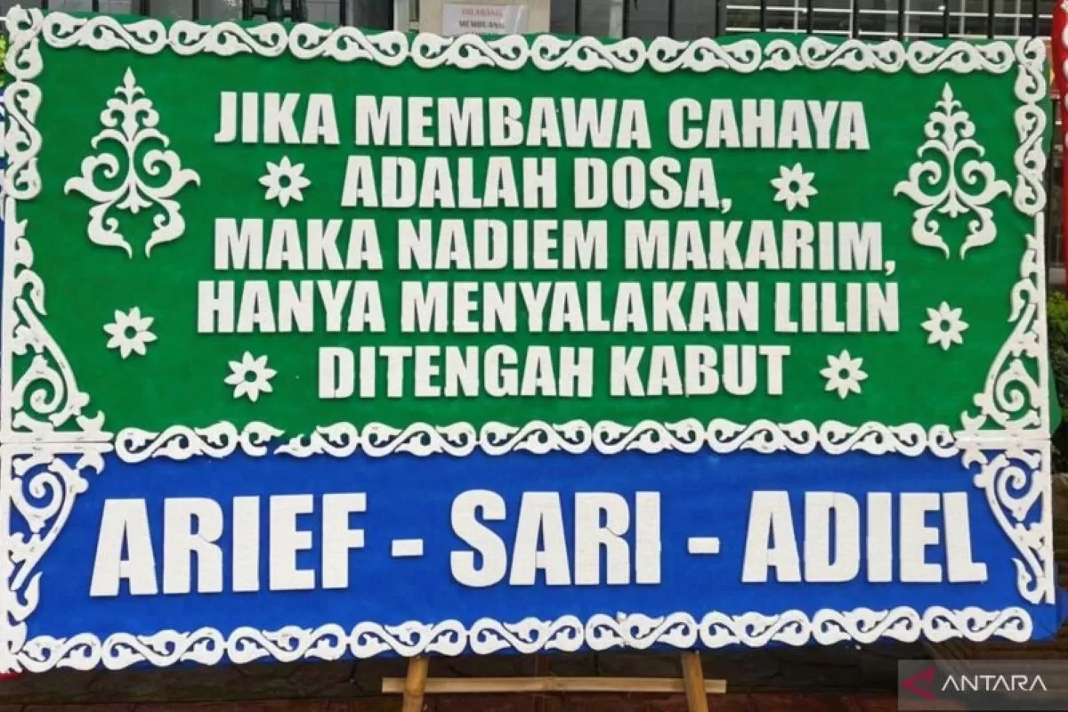 Sidang Perdana Kasus Nadiem Makariem Diwarnai Karangan Bunga, Ini Isinya