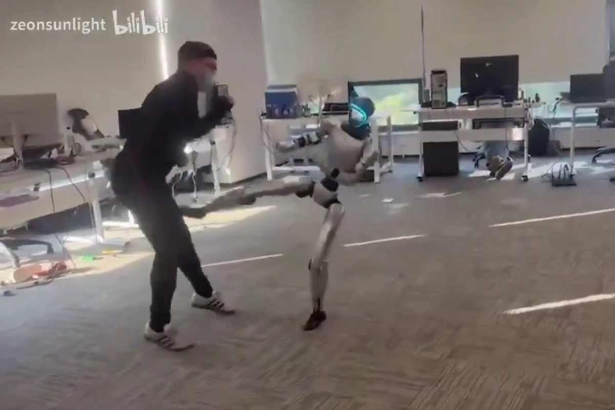 Aksi Viral Robot Humanoid Salah Tendang Instruktur, Lalu Ikut ''Meringis''