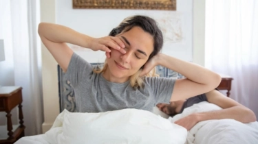 5 Cara Mudah Agar Kulit dan Rambut Lebih Segar saat Bangun Tidur Pagi Hari