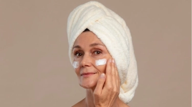 5 Rekomendasi Sunscreen untuk Flek Hitam Usia 60 Tahun ke Atas