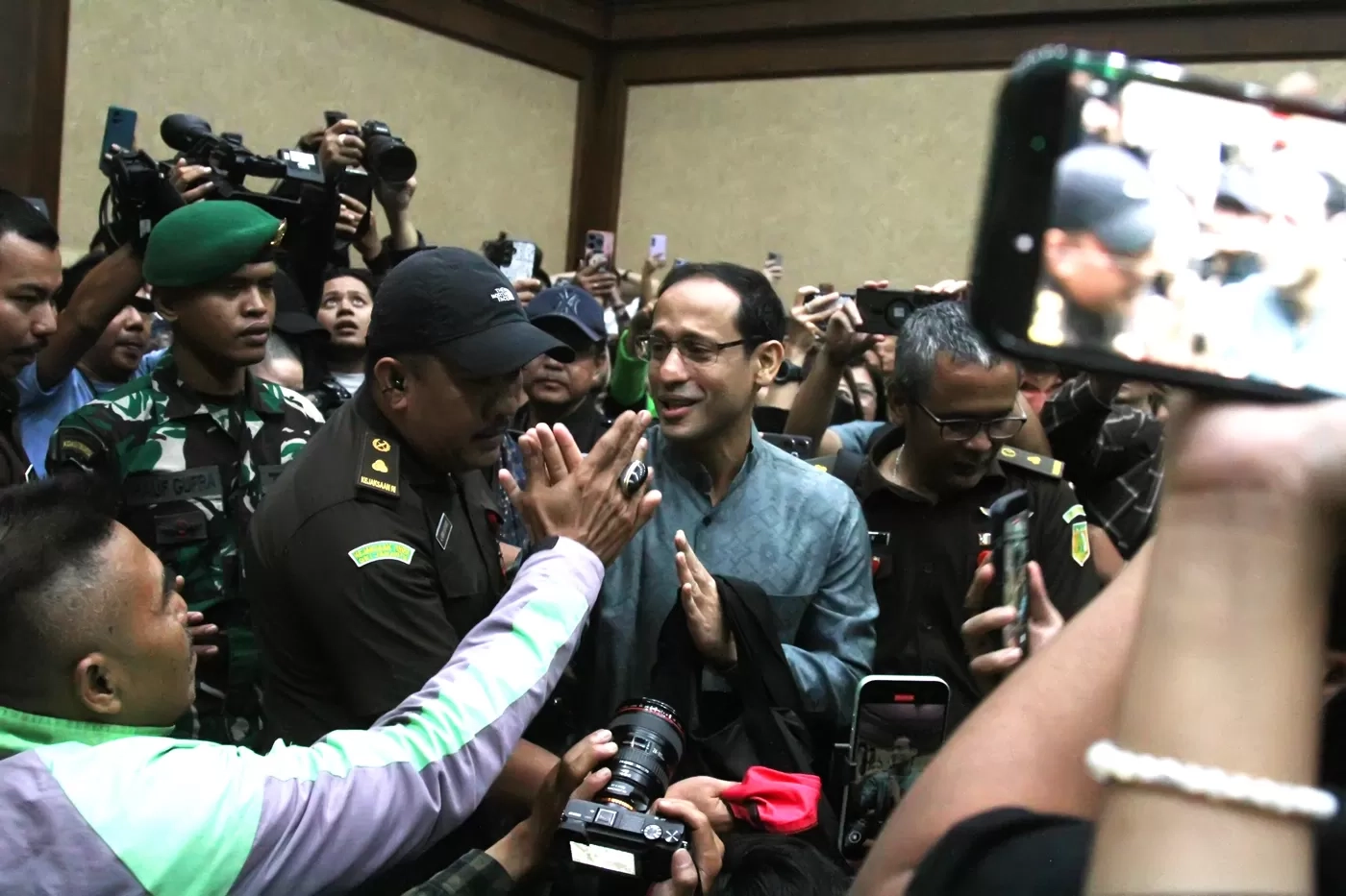 Tentara Ikut Jaga Persidangan Nadiem Makarim, Amnesty: TNI Alat Negara di Sektor Pertahanan, Bukan Pengamanan Ruangan!