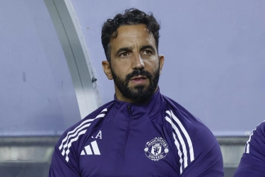 Gary Neville Terkejut Amorim Dipecat, Desak Man United Kembali ke DNA Klub