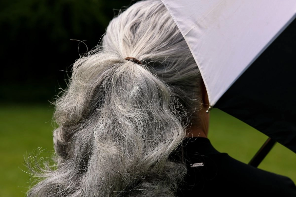 Ketahui, Efek Terlalu Sering Mencabut Uban