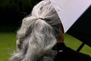 Ketahui, Efek Terlalu Sering Mencabut Uban