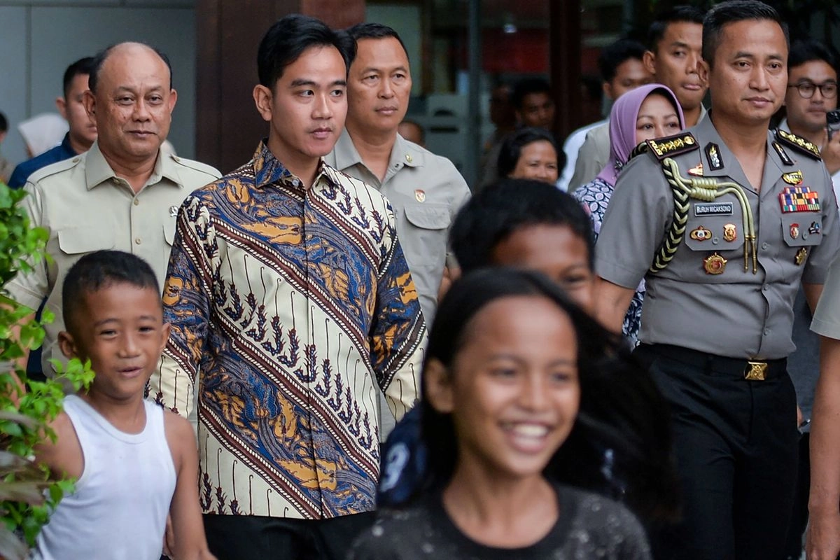 Pandji, Gibran, dan Keheningan yang Berbicara