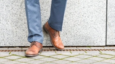 5 Rekomendasi Sepatu Multifungsi: Tampil Formal untuk Ngantor, Nyaman Dipakai Lari Kejar KRL
