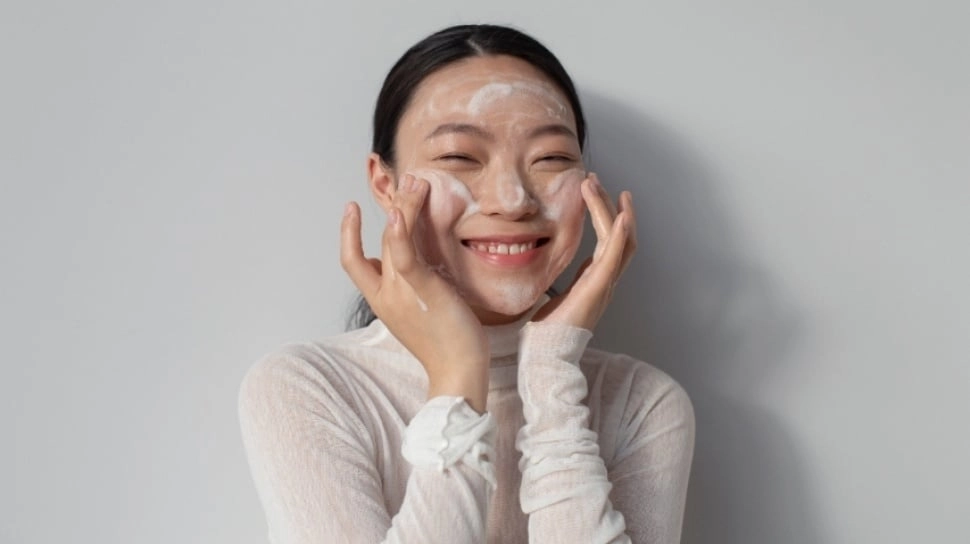 9 Sabun Cuci Muka yang Bagus untuk  Usia 45 Tahun ke Atas, Hempaskan Flek Hitam