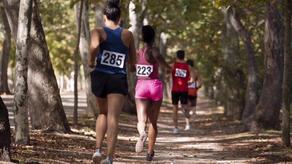Apa Perbedaan Sepatu Trail Running dan Hiking? Intip 6 Rekomendasi Terbaiknya
