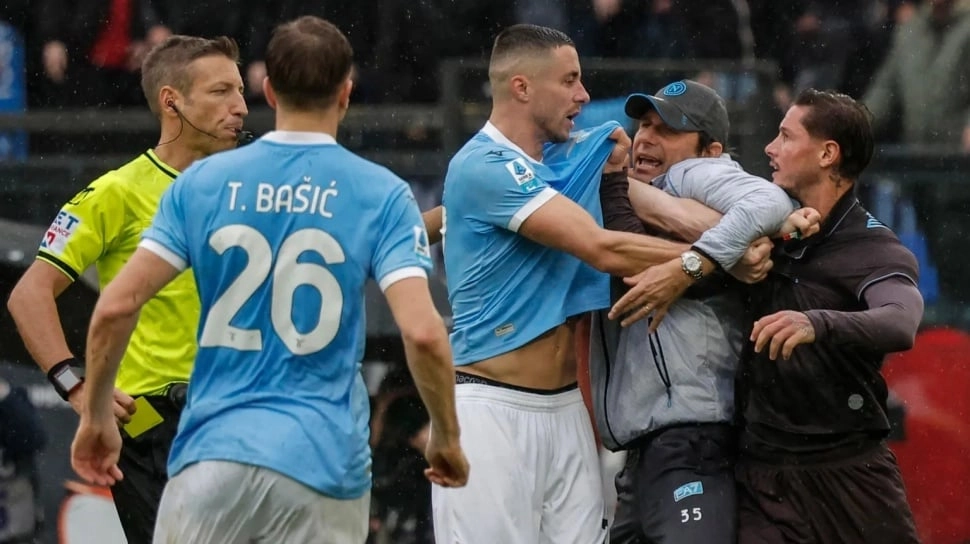 Hujan Kartu Merah dan Mercon! Komdis Serie A Sanksi azio, Napoli, dan AS Roma