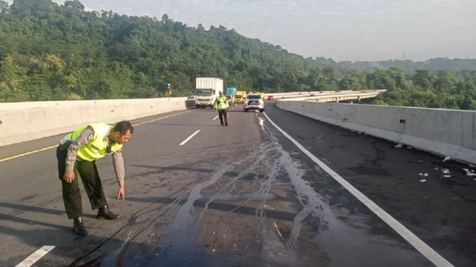 Perjalanan Rombongan Guru Jakarta Berakhir Duka: Hiace Tabrak Truk di Tol Semarang, 1 Tewas