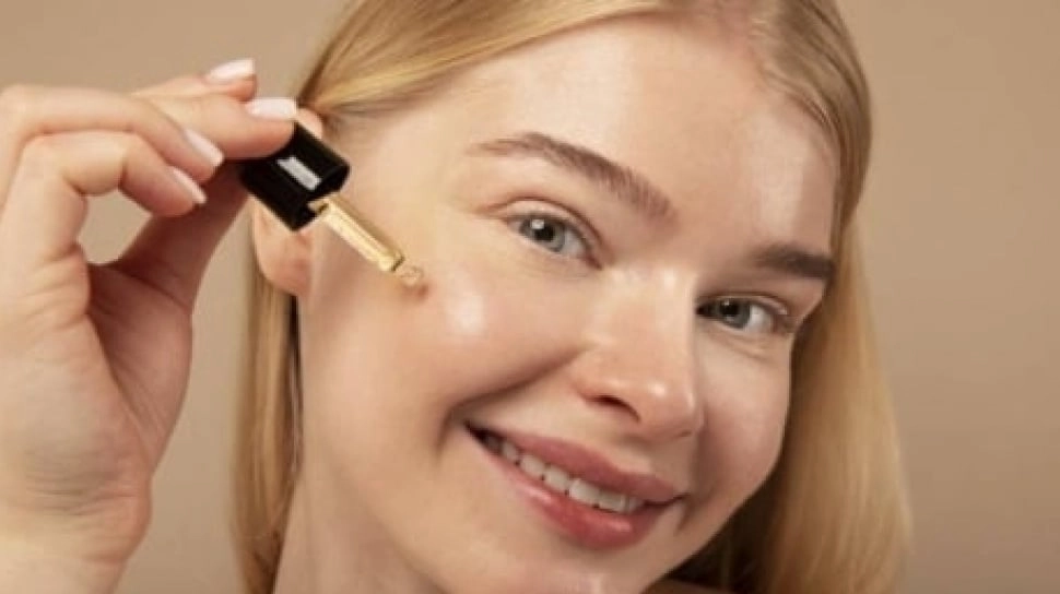 Skincare Alpha Arbutin dan Vitamin C Apakah Boleh Digabung? Cek 5 Produk yang Mencerahkan Wajah