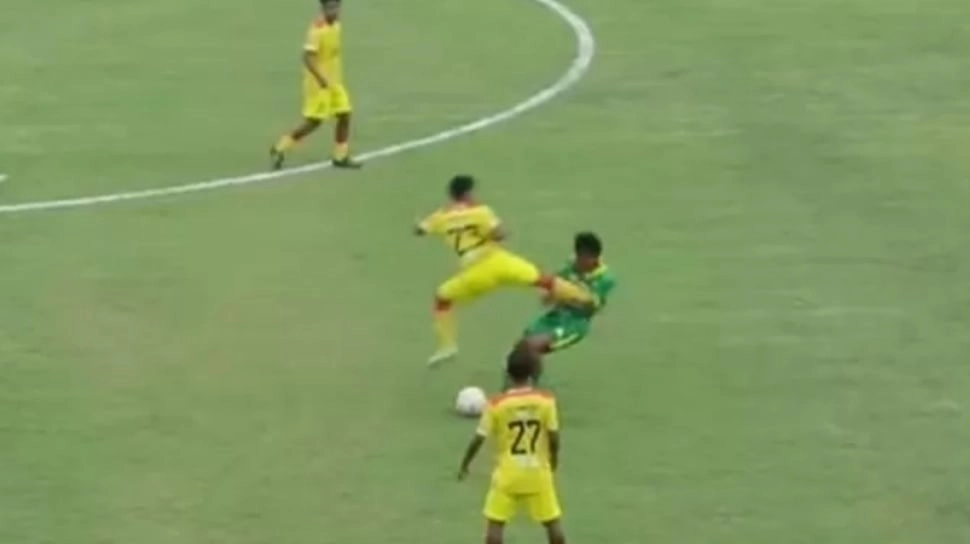 Viral Aksi Tendangan Brutal Pemain Liga 4, Putra Jaya Pecat Muhammad Hilmi Gimnastiar