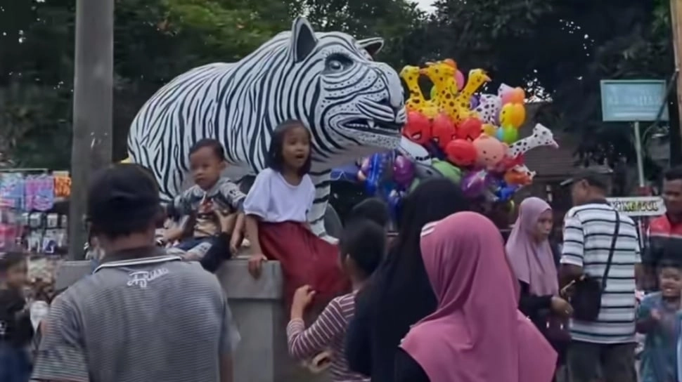 Viral karena Dihujat, Patung Macan Putih Kediri Kini Jadi Magnet Wisata Dadakan!