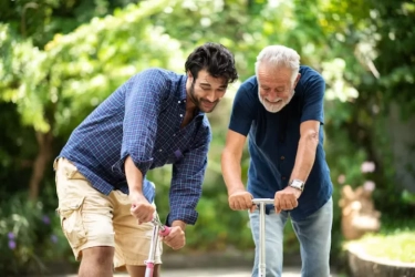Jangan Terlambat Menyadari: 10 Hal yang Disesali Banyak Orang Karena Tak Lebih Menghargai Saat Orang Tua Masih Hidup