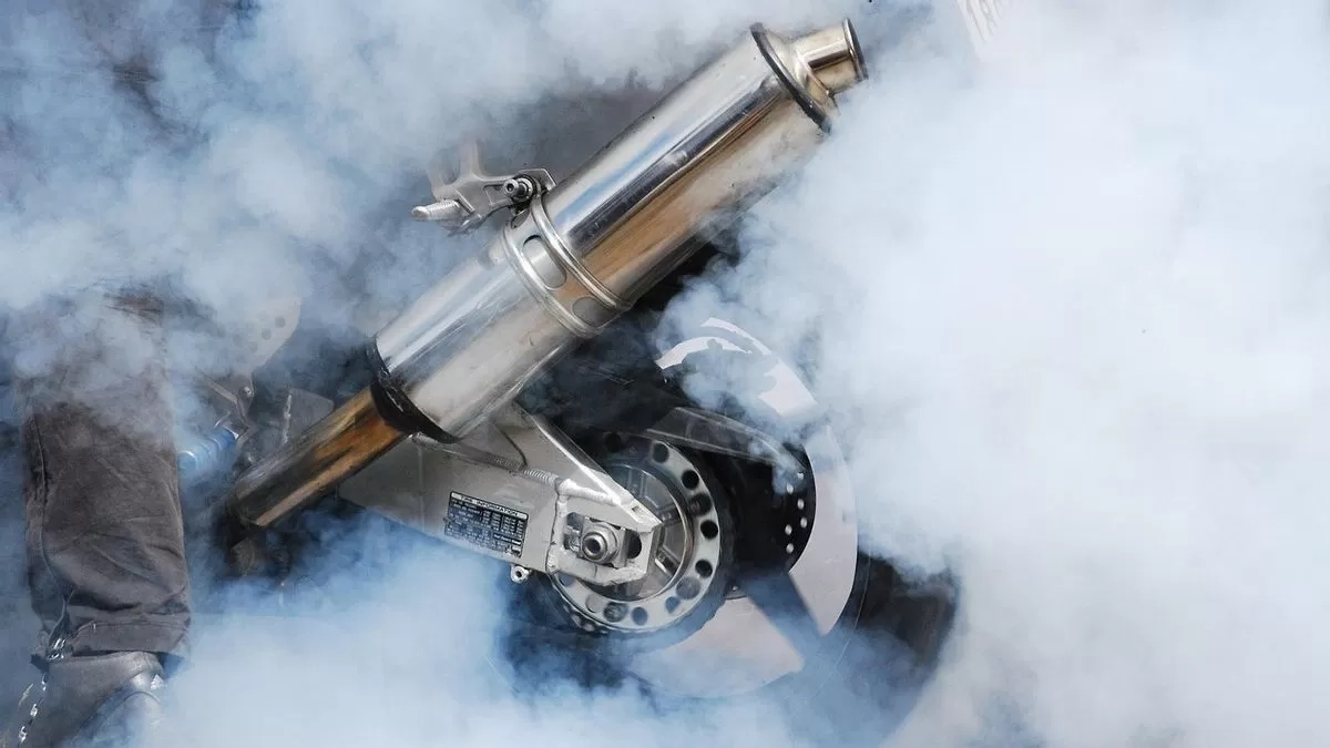 Knalpot Motor Nembak Saat Lepas Gas? Jangan Panik, Ini 7 Penyebab yang Sering Terjadi