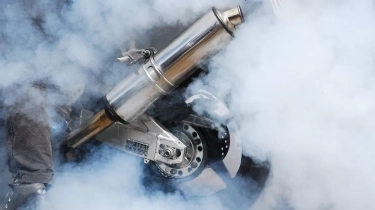 Knalpot Motor Nembak Saat Lepas Gas? Jangan Panik, Ini 7 Penyebab yang Sering Terjadi