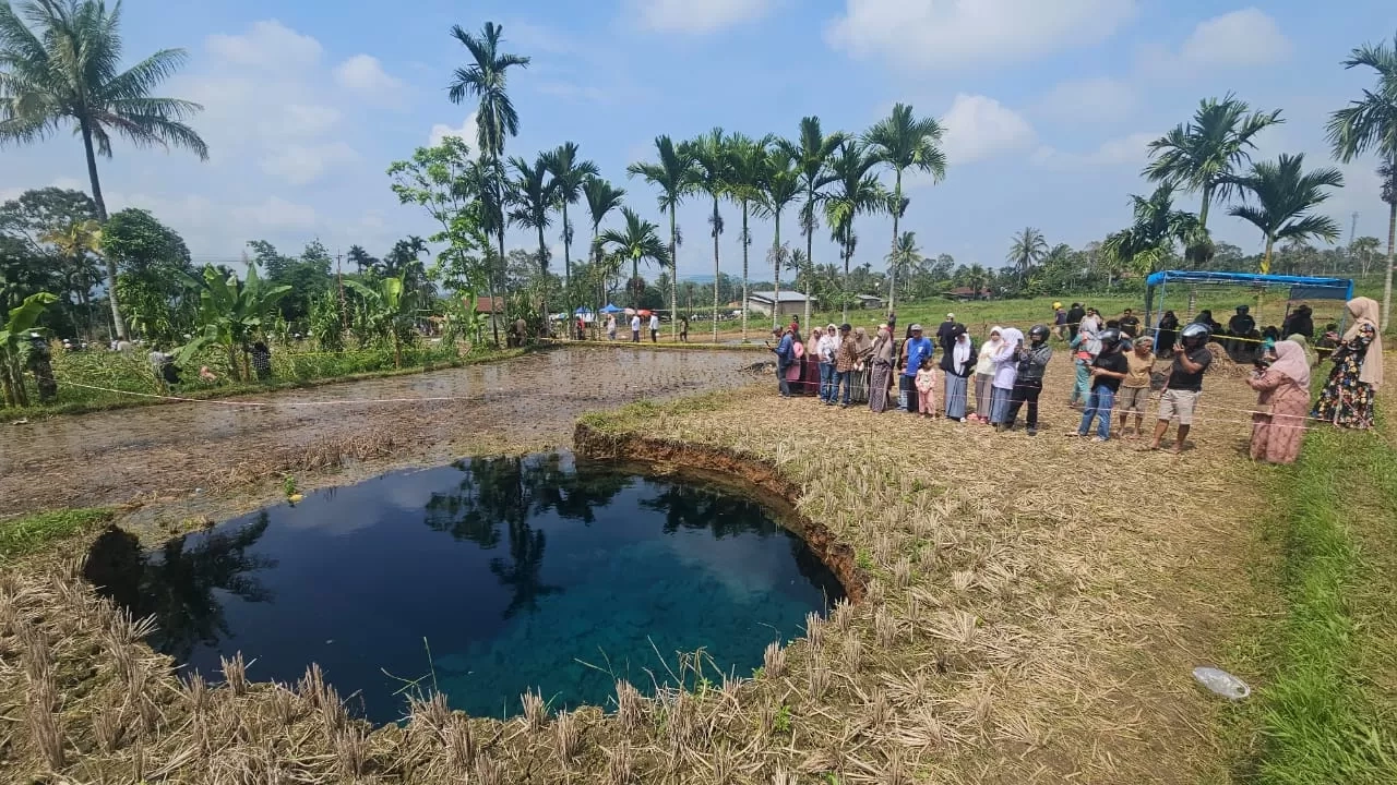Penasaran Sinkhole di Sumbar Kini Terisi Air Berwarna Biru, Warga Coba Minum Langsung