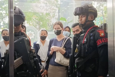 Hasnaeni “Wanita Emas” Dikawal Brimob Saat Hendak Hadiri Sidang PK