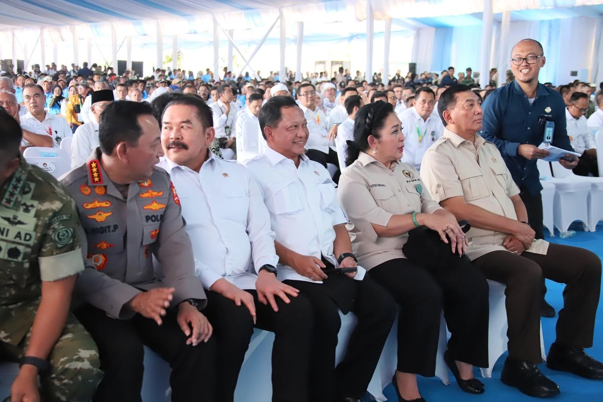Mendagri Hadiri Panen Raya dan Pengumuman Swasembada Pangan di Karawang