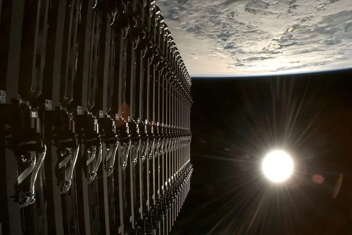 Elon Musk Turunkan Orbit Ribuan Satelit Starlink, Demi Apa?