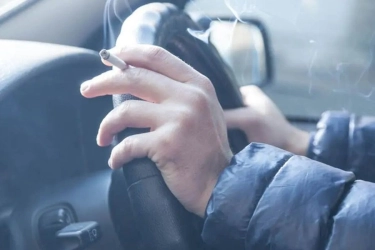 MK Diminta Tambah Sanksi Cabut SIM atau Kerja Sosial untuk Pengemudi Sambil Merokok