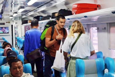 Turis Asing Makin Doyan Naik Kereta, KAI Daop 6 Yogyakarta Catat Lonjakan Penumpang WNA Saat Nataru