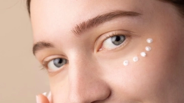5 Rekomendasi Eye Cream untuk Atasi Kantung Mata Usia 40-an, Ada Formula Anti-Aging