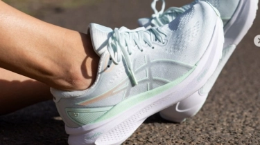 Bebas Nyeri Lutut, Ini 5 Sepatu Jalan Jauh Paling Nyaman untuk Usia 40-an ke Atas