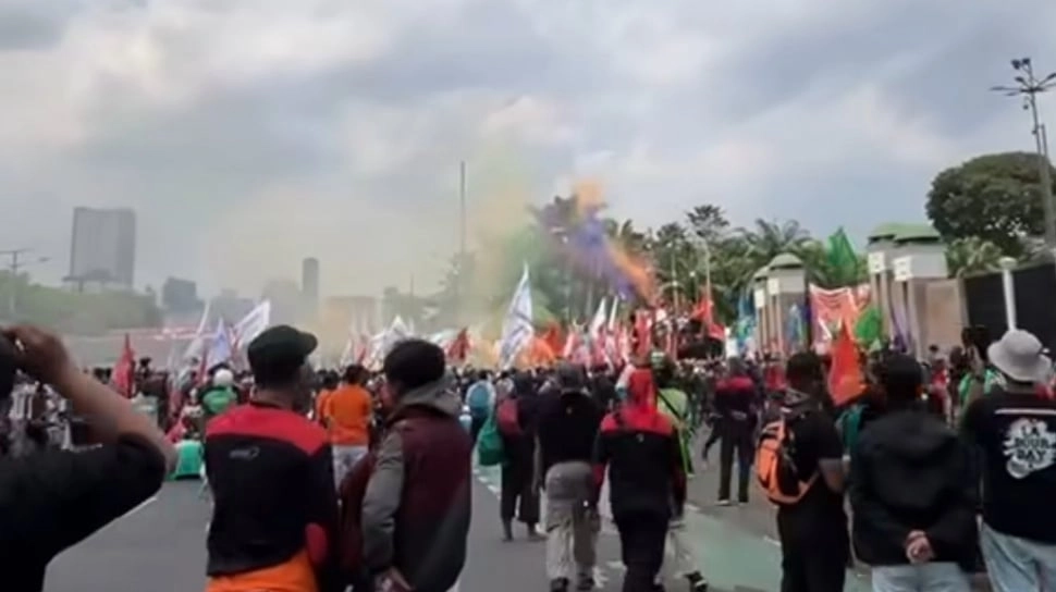 Ribuan Buruh Geruduk Istana, Tuntut Revisi UMP DKI dan UMSK Jawa Barat