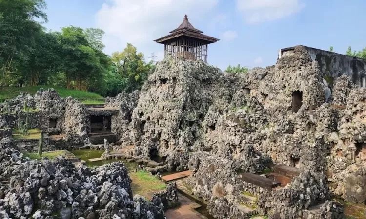 Menyelami Wisata Budaya di Cirebon: Dari Keraton Megah hingga Goa Bersejarah