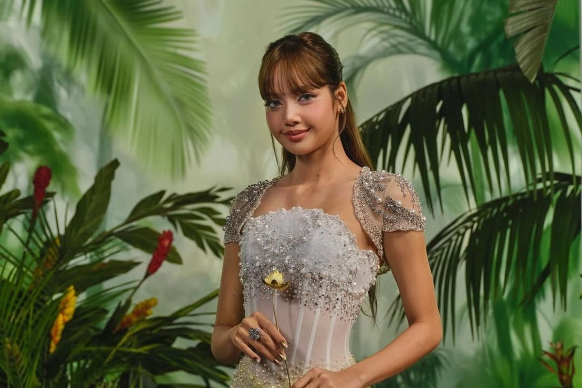 Lisa BLACKPINK Akan Jadi Presenter Golden Globes 2026, Intip 5 Pesona Anggunnya