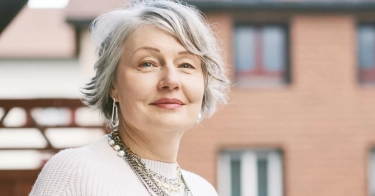 8 Rahasia Gaya Berpakaian Elegan Setelah Usia 60 Tahun agar Tetap Terlihat Berkelas dan Abadi