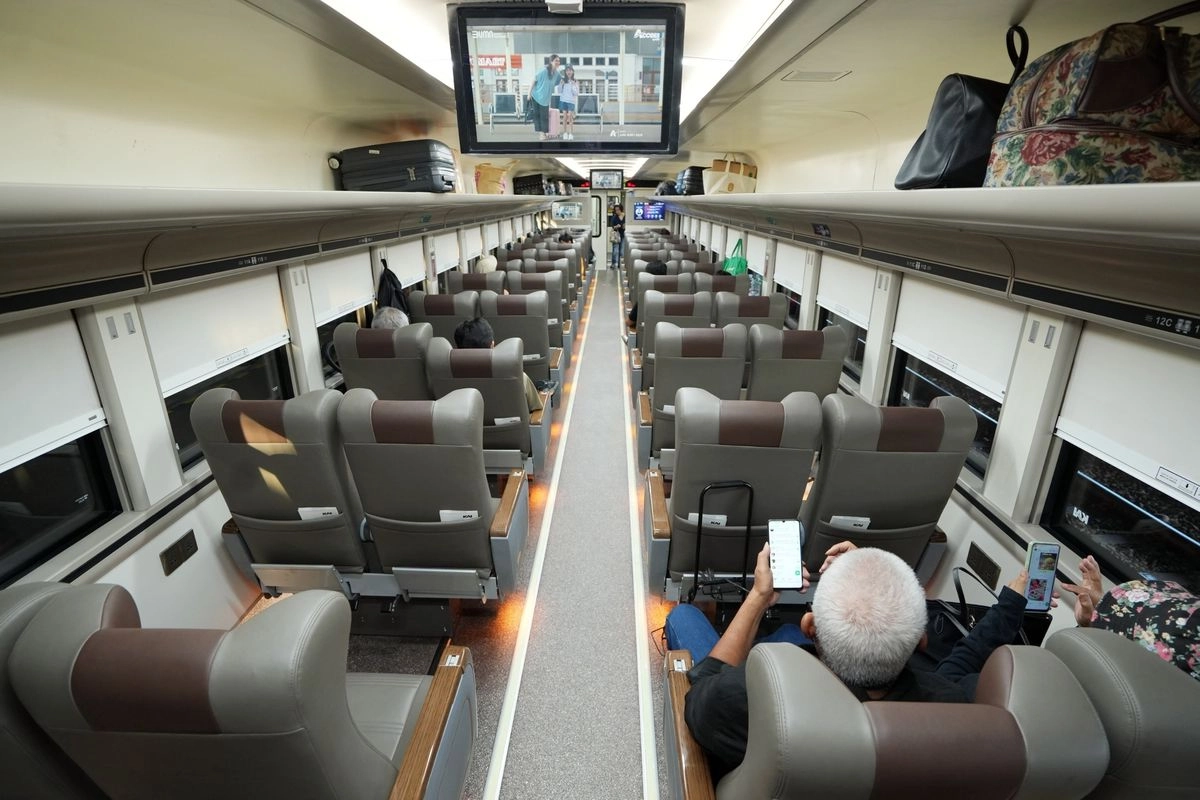 KA Gajayana dan Parahyangan Kini Pakai Rangkaian Stainless Steel New Generation