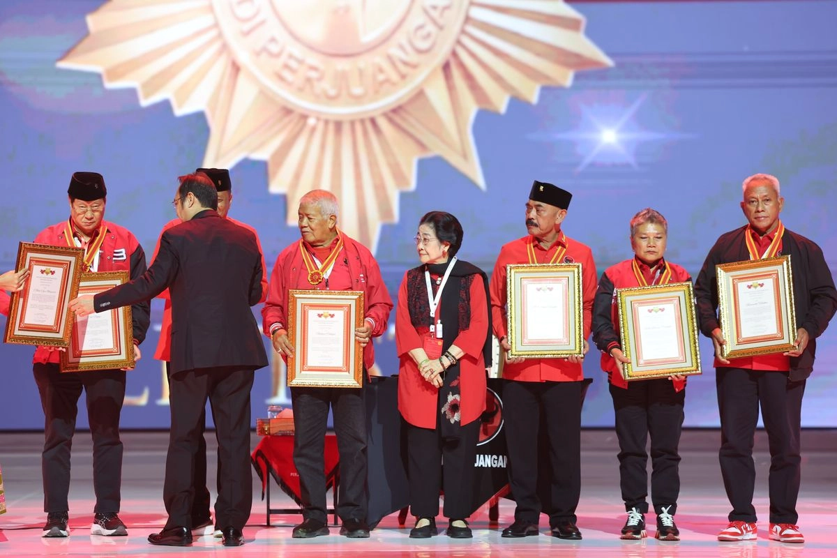 Megawati Kalungkan Medali Kehormatan kepada 6 Kader PDI-P, Ada Fx Rudy dan Ribka