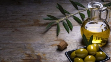 5 Rekomendasi Minyak Zaitun untuk Anti Aging Wajah, Bikin Kencang dan Hilangkan Kerutan