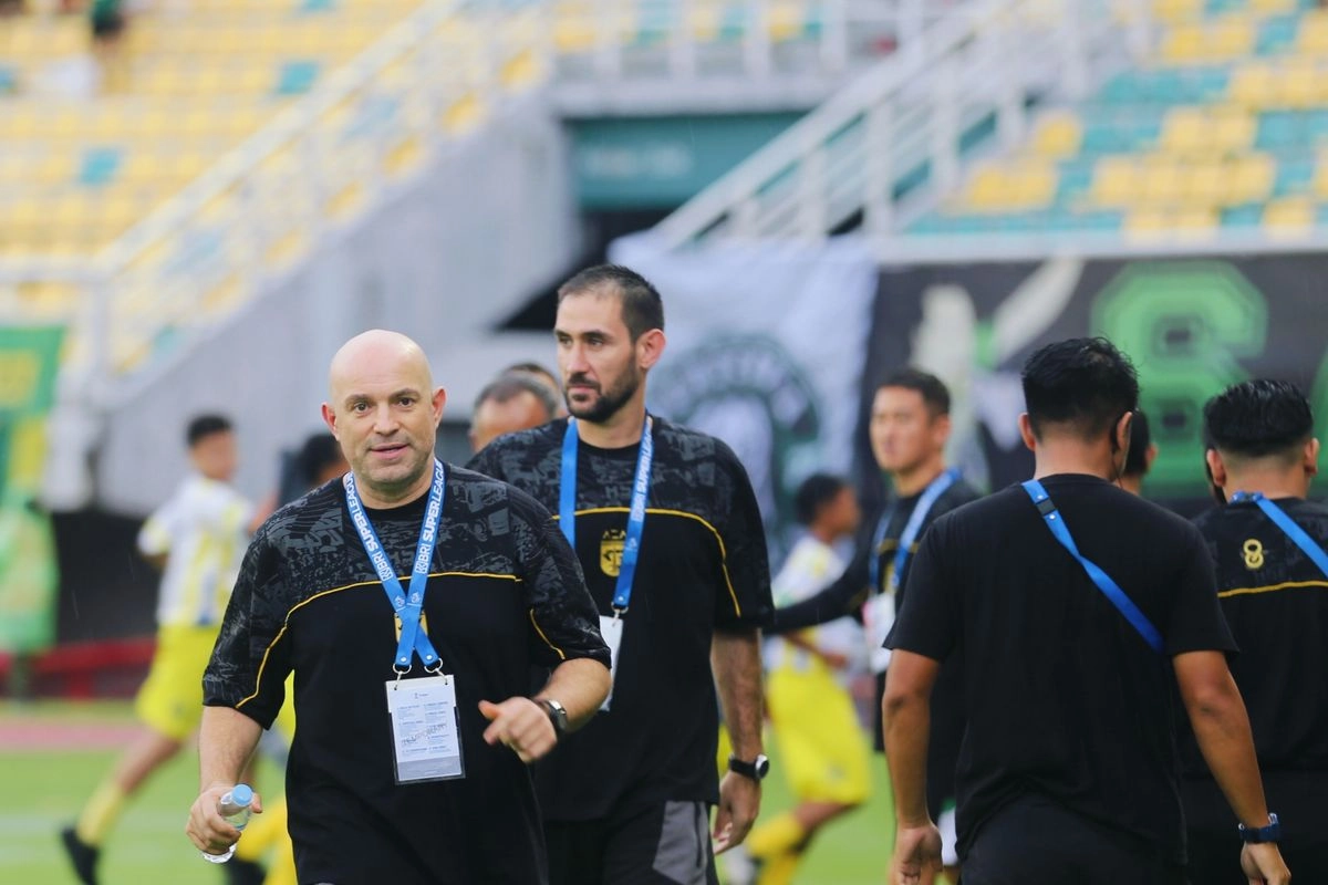 Bernardo Tavares Terkesan Dukungan Bonek saat Persebaya Kalahkan Malut United