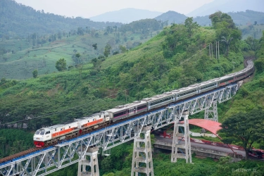 Jawa Timur Jadi Favorit Saat Nataru, Stasiun Ketapang Kebanjiran Penumpang