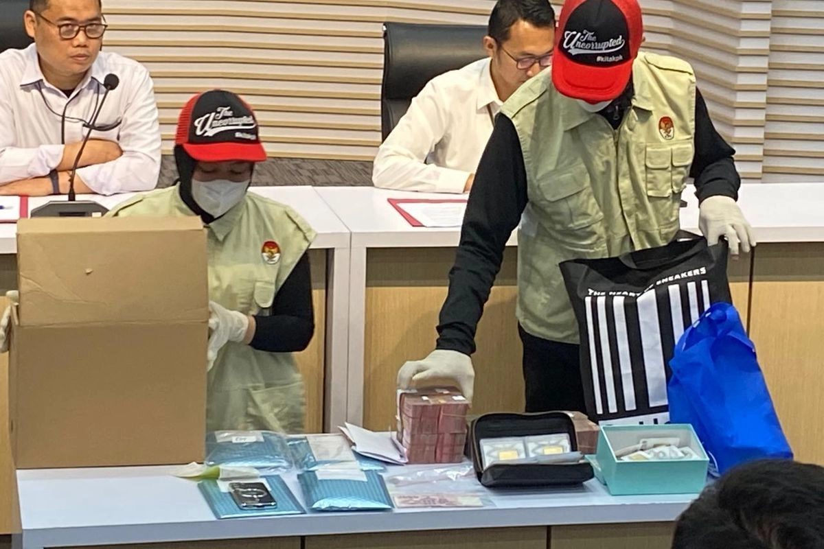 KPK Pamerkan Tumpukan Emas yang Disita saat Tangkap Tangan Pegawai Pajak