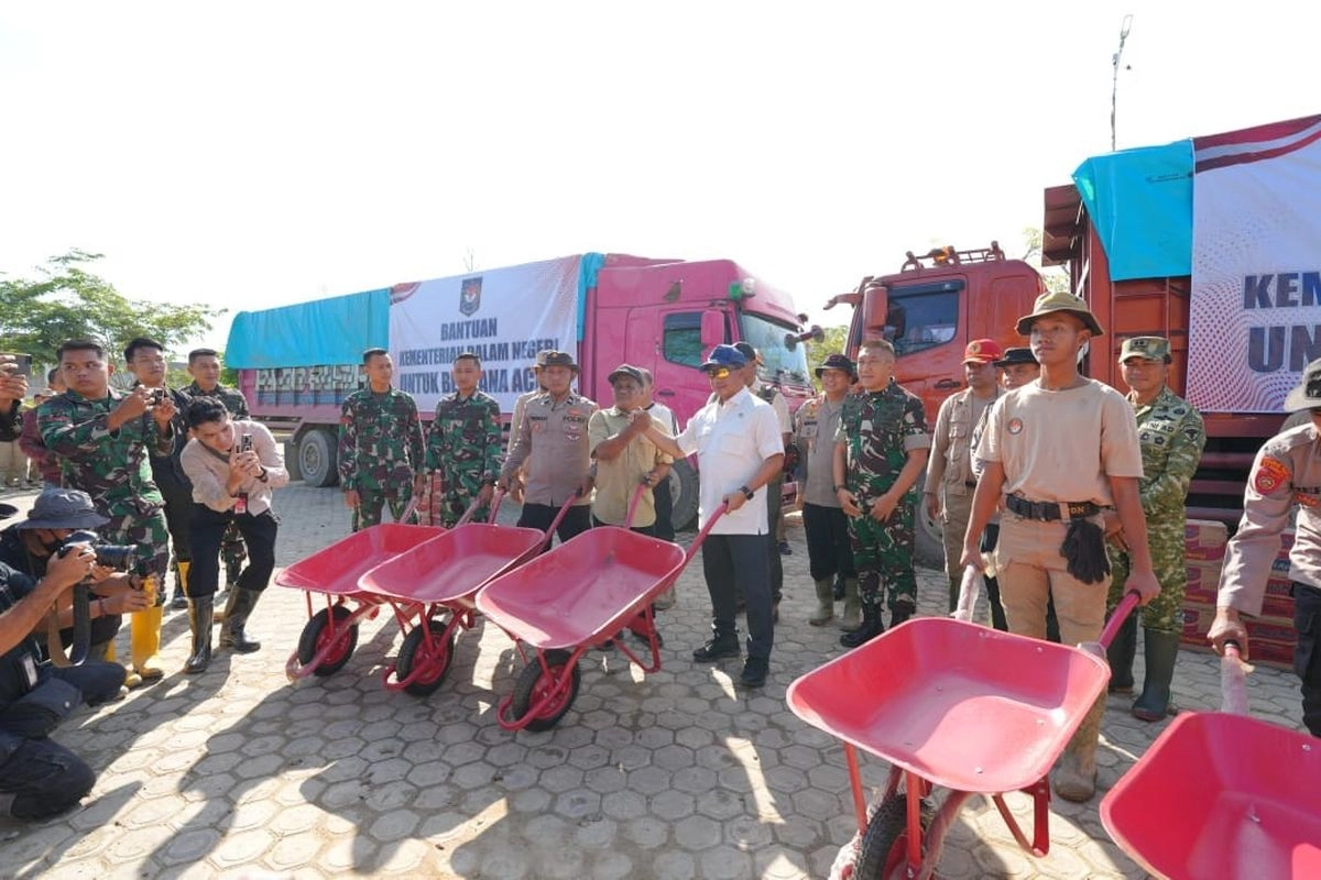 Mendagri Serahkan Bantuan Gerobak Dorong dan Bahan Makanan untuk Percepat Pemulihan Aceh Tamiang