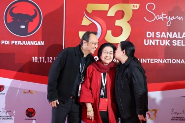Momen Hangat Megawati Dikecup Prananda dan Puan di Rakernas I PDIP 2026