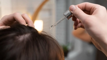 5 Rekomendasi Hair Oil Penumbuh Rambut untuk Lansia, Akar Jadi Kuat