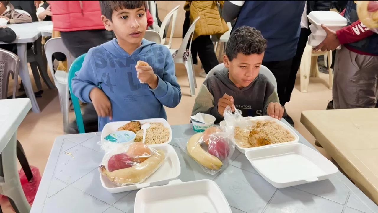 Konsorsium Kebaikan Indonesia Salurkan 400 Porsi Makanan Siap Saji untuk Anak Pengungsi Palestina di Yordania
